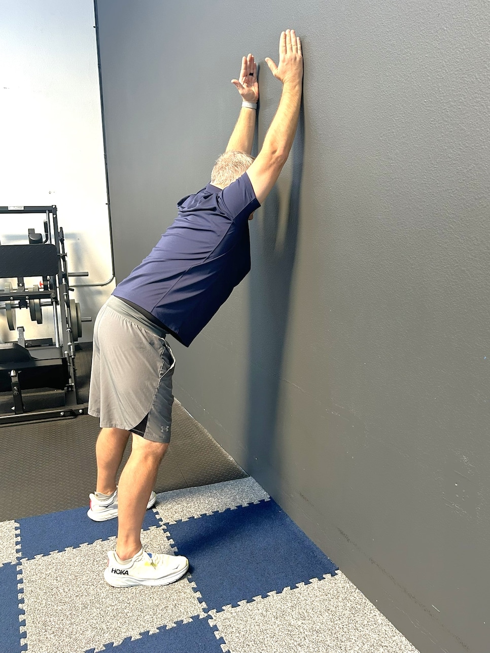 /content/dam/images/golfdigest/fullset/fitness-2024/Hansen OH Lat Stretch 1.JPEG